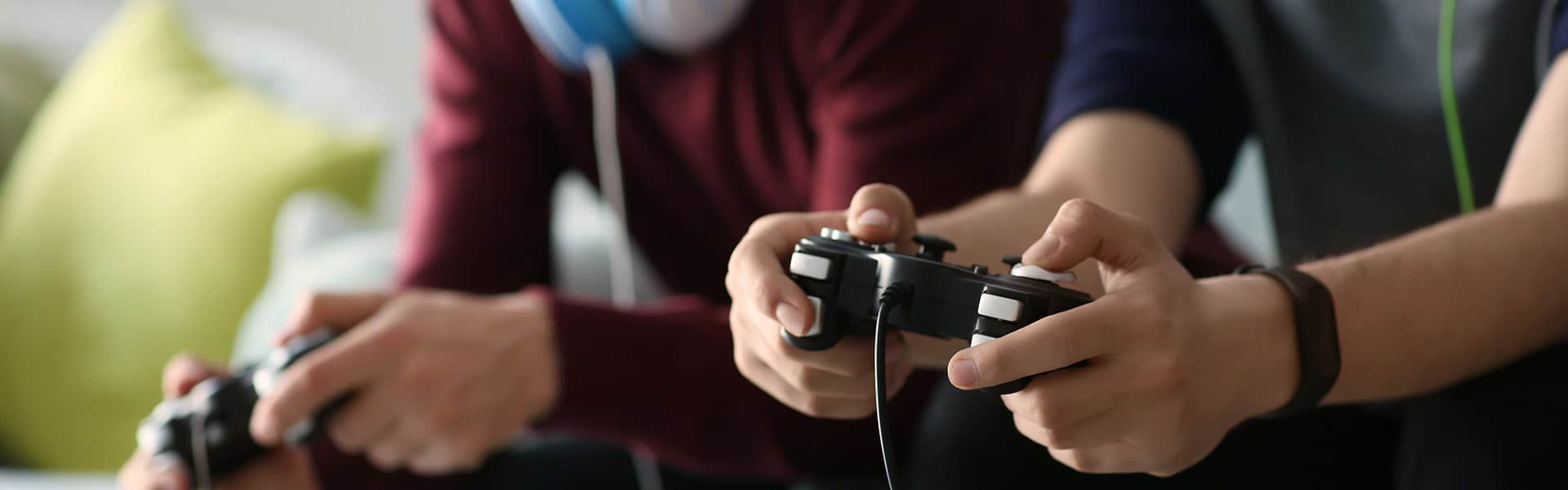 Teenagers playing video games at home / shutterstock.com