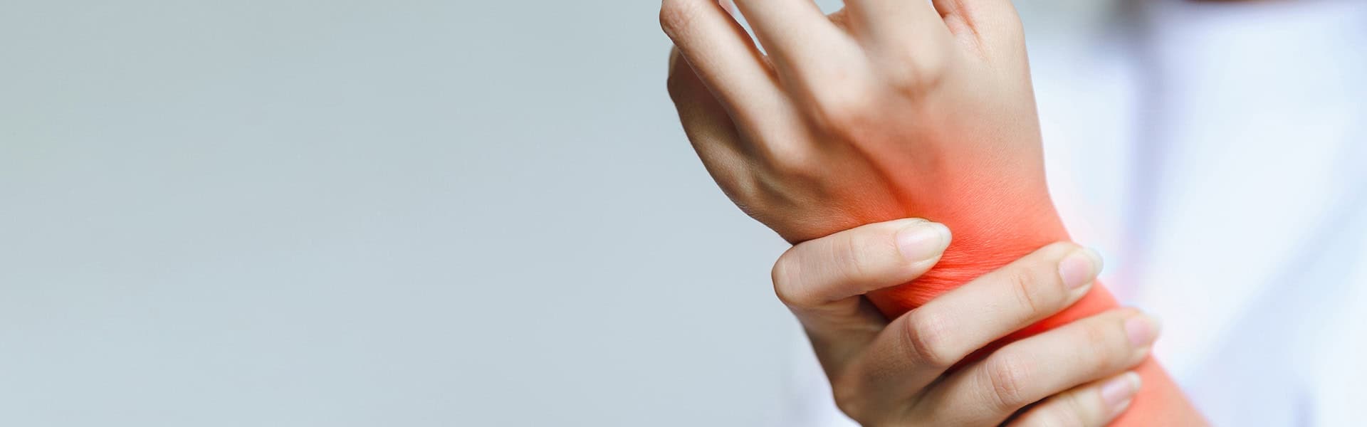 Picture of a woman with pain in her wrist / shutterstock.com