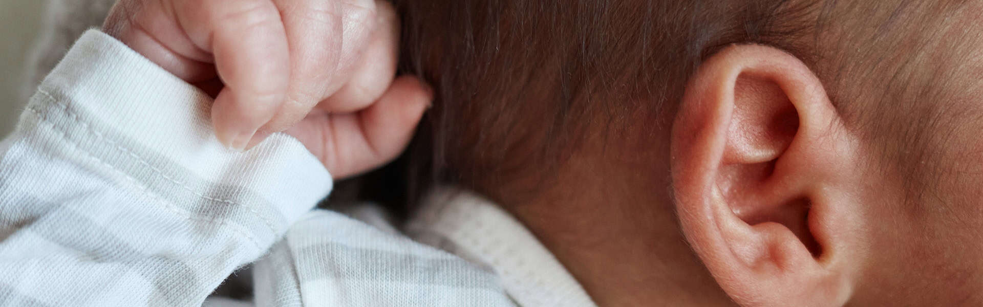 Sleeping new born baby / shutterstock.com