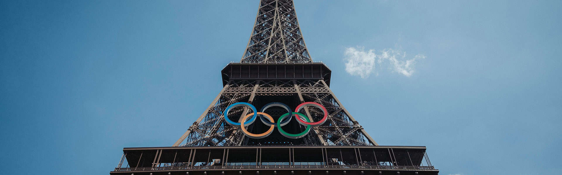 The Olympic Rings installed on the Eiffel Tower / shutterstock.com