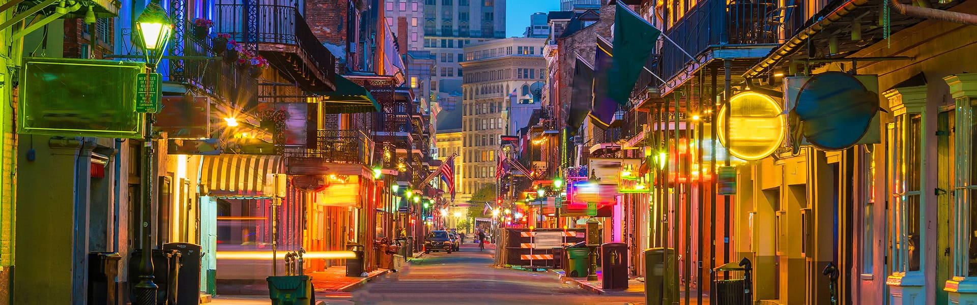 Pubs and bars with neon lights in the French Quarter, New Orleans USA / shutterstock.com